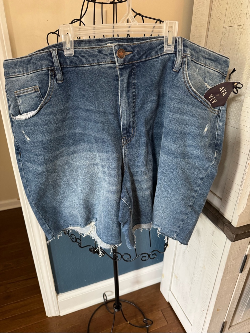 New Ava & Viv Denim Blue Jean shorts women’s Sz 24 raw hem distressed 7” inseam